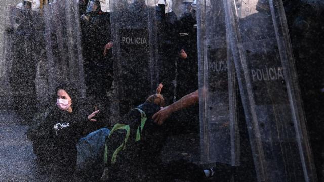 Policías desplegados en las protestas en Albania.