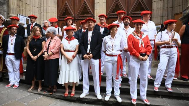 Representantes políticos a las puertas de la Iglesia Parroquial de Nuestra Señora de la Asunción y del Manzano