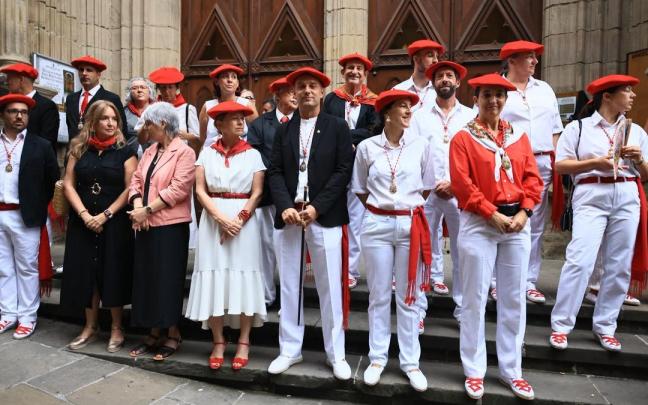 Representantes políticos a las puertas de la Iglesia Parroquial de Nuestra Señora de la Asunción y del Manzano