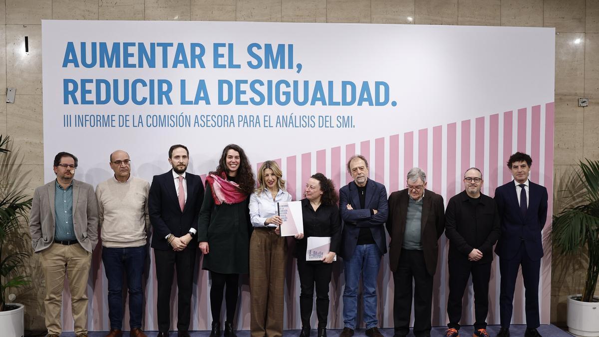 Díaz, ministra de Trabajo, presenta en Oviedo el informe de la comisión asesora del SMI.