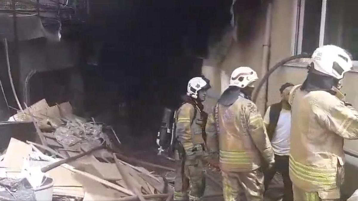 Los bomberos buscan supervivientes en el edificio incendiado en Estambul.