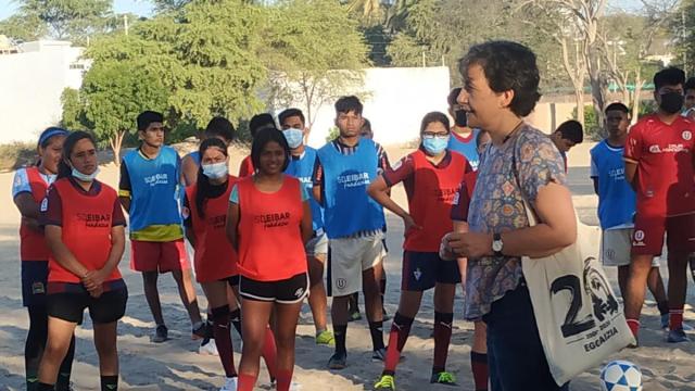 Marisabel Albizu, a la derecha de la imagen, ha trabajado sobre el terreno en proyectos de cooperación internacional en Perú.	]