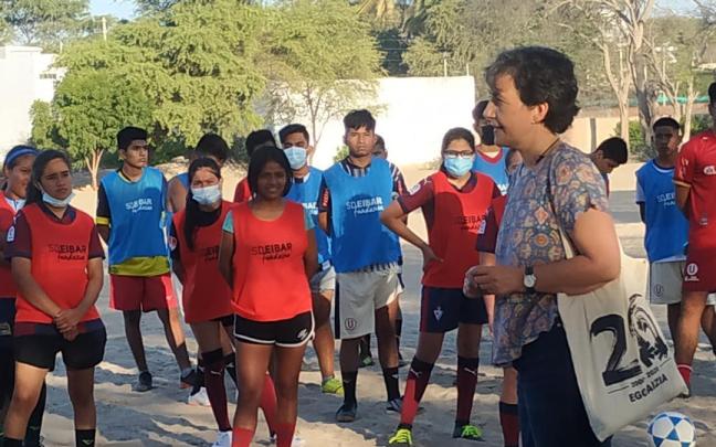 Marisabel Albizu, a la derecha de la imagen, ha trabajado sobre el terreno en proyectos de cooperación internacional en Perú.	]