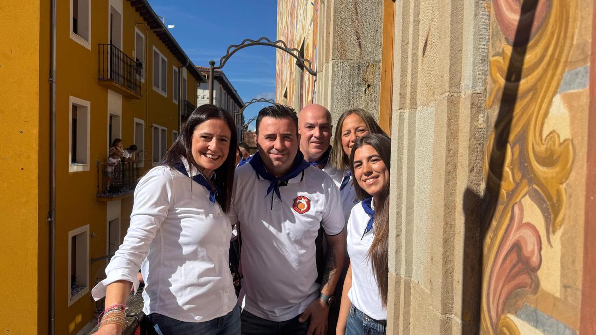 Los pregoneros acompañados por Mireia Elkoroiribe y Jesica Ruiz