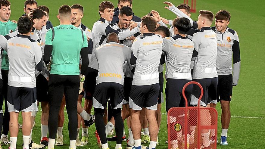 Los jugadores de la Real en el entrenamiento previo al partido ante el PSG