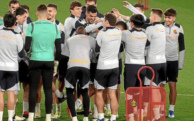 Los jugadores de la Real en el entrenamiento previo al partido ante el PSG