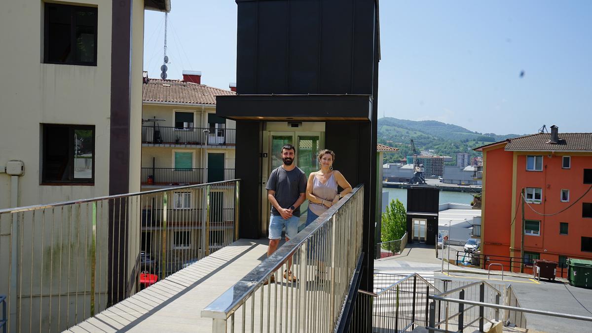 Los ediles Taberna y Pazos junto al nuevo ascensor