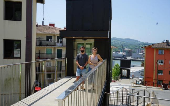 Los ediles Taberna y Pazos junto al nuevo ascensor