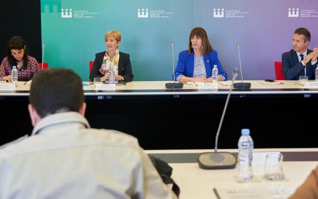 Mendia, junto a Tapia, Bildarratz y Melgosa, durante la Mesa de Diálogo Social.
