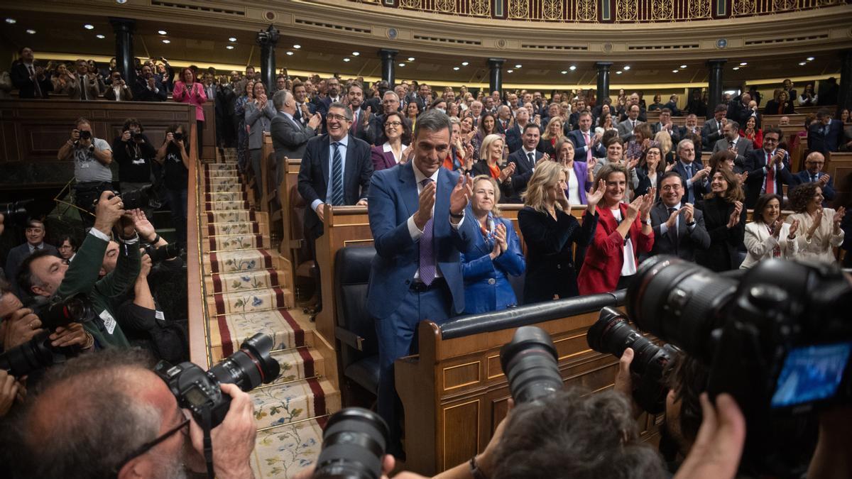 Sánchez recibe los aplausos de la bancada socialista tras ser investido presidente.