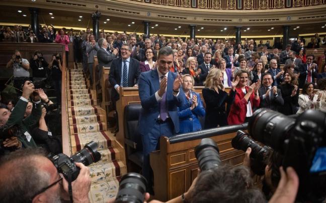 Sánchez recibe los aplausos de la bancada socialista tras ser investido presidente.