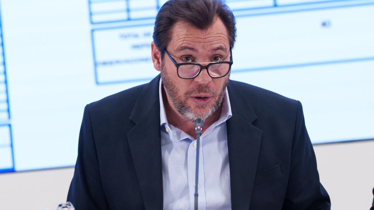 El ministro de Transportes y Movilidad Sostenible, Óscar Puente, atiende a los medios en una rueda de prensa.