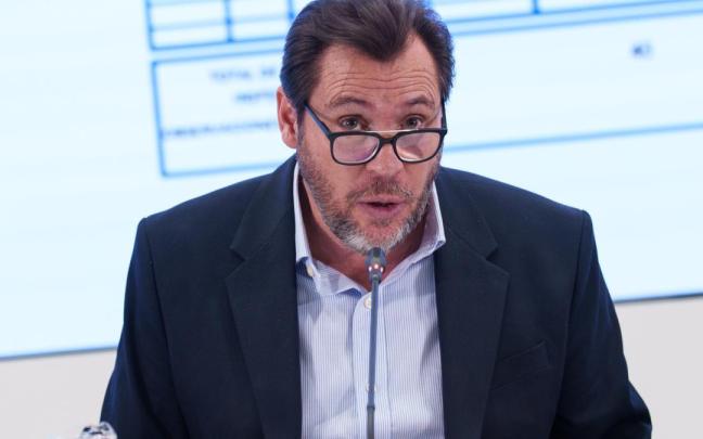 El ministro de Transportes y Movilidad Sostenible, Óscar Puente, atiende a los medios en una rueda de prensa.