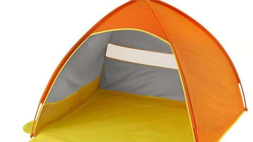 El parasol y cortavientos de playa Strandon de Ikea