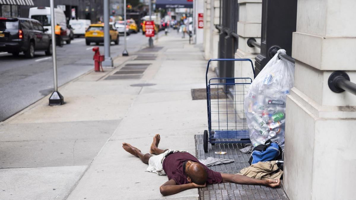 Una persona sin hogar duerme en una calle de Nueva York.