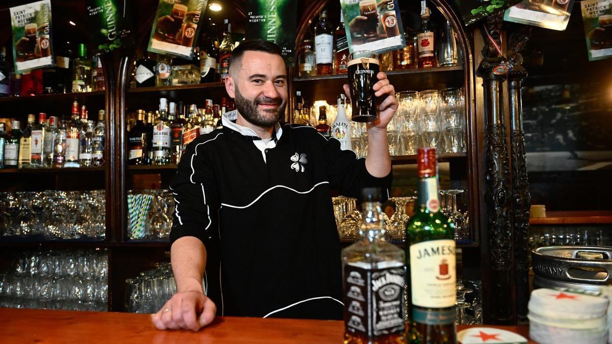 Josu Arnaiz Sánchez preparando el Molly Malone para el Día de San Patricio.