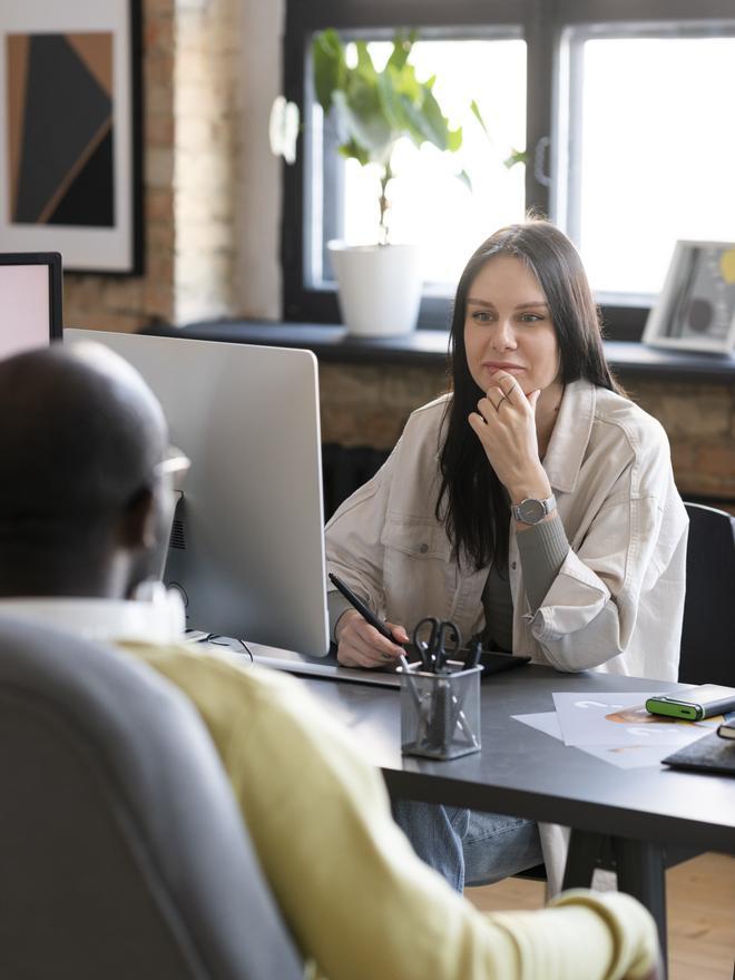 Dos personas en una entrevista de trabajo.