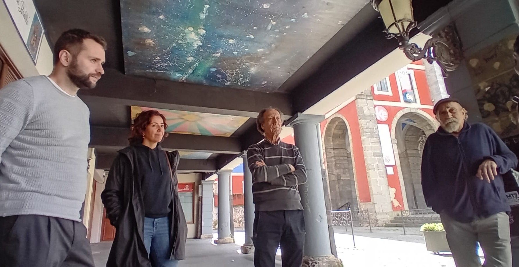 El alcalde de Orduña junto a los tres artistas que han rematado el proyecto