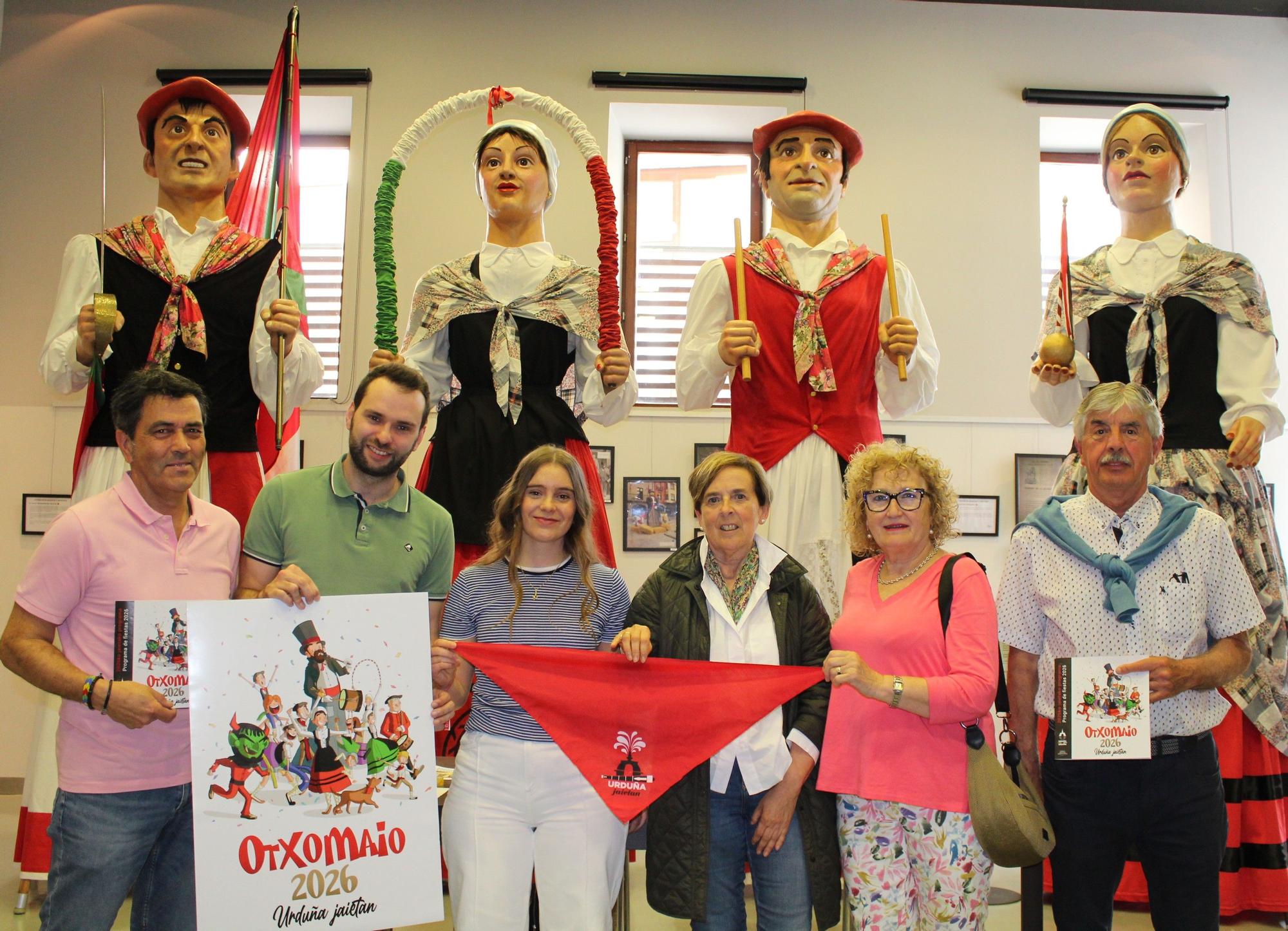 Representantes de la corporación con los protagonistas de la primera jornada festiva