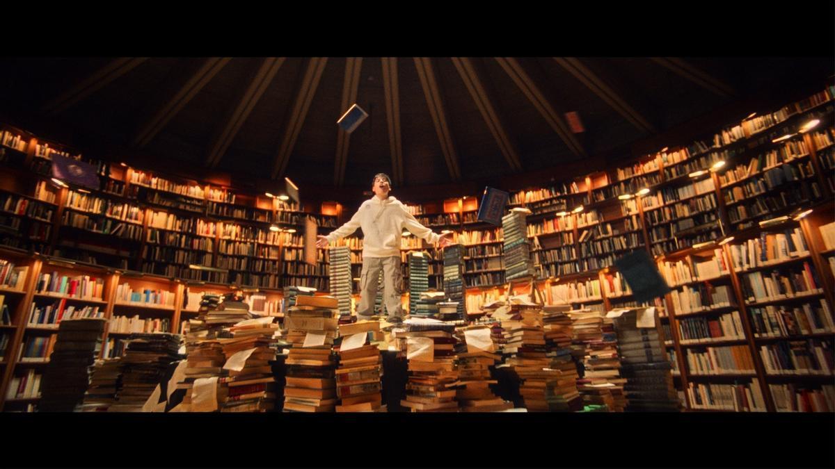 Gonzalo Pinillos, en el videoclip de 'Érase una vez' ('Once upon a time)', propuesta de España para EuroJunior 2025.