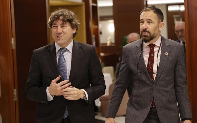Eneko Andueza junto a Denis Itxaso. / EFE Eneko Andueza junto a Denis Itxaso.