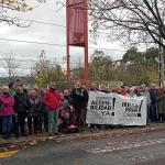 Medio centenar de personas se han concentrado en la estación de Renfe de San Miguel para pedir mejoras en la línea C3
