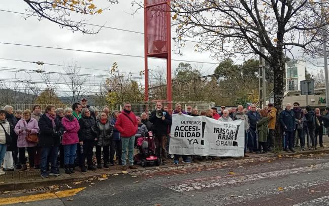 Medio centenar de personas se han concentrado en la estación de Renfe de San Miguel para pedir mejoras en la línea C3