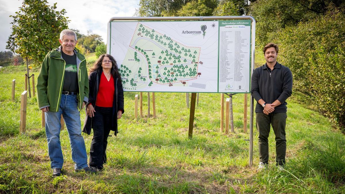 Elola, Vazquez e Illarramendi en el nuevo Arboretum de Zarautz.