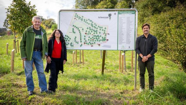 Elola, Vazquez e Illarramendi en el nuevo Arboretum de Zarautz.