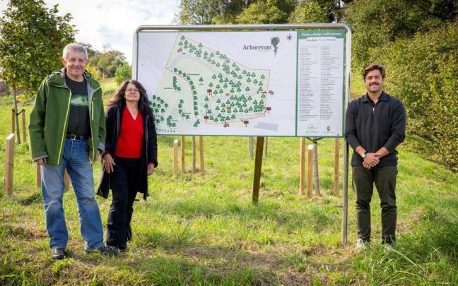 Elola, Vazquez e Illarramendi en el nuevo Arboretum de Zarautz.