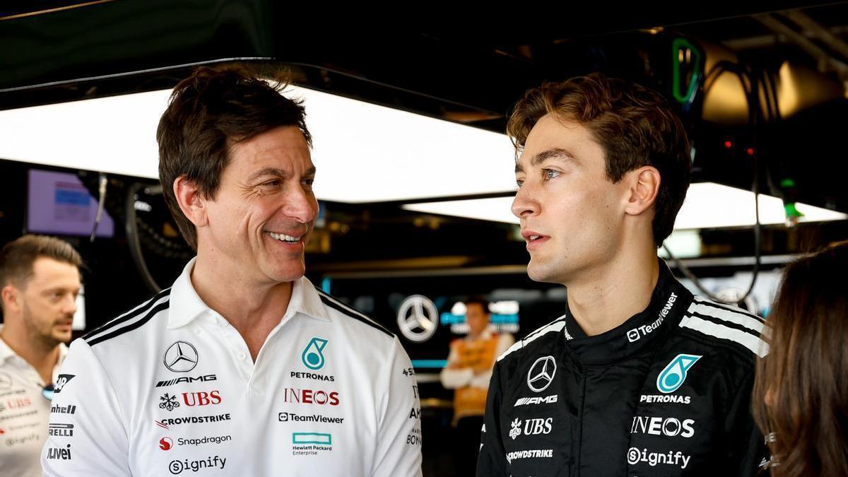 Toto Wolff, jefe de Mercedes, junto a George Russell.