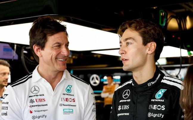 Toto Wolff, jefe de Mercedes, junto a George Russell.