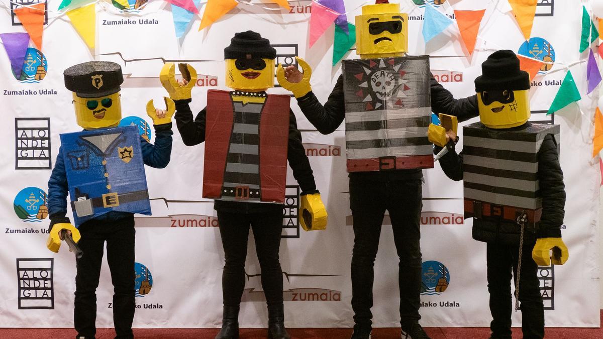 Zumaiarras disfrazados de personajes de Lego.