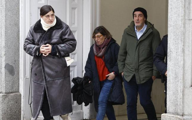 Los jefes de prensa de la Fiscalía General del Estado, Mar Hedo (c), y de la Fiscalía de la Comunidad de Madrid, Íñigo Corral (d), en el Tribunal Supremo.