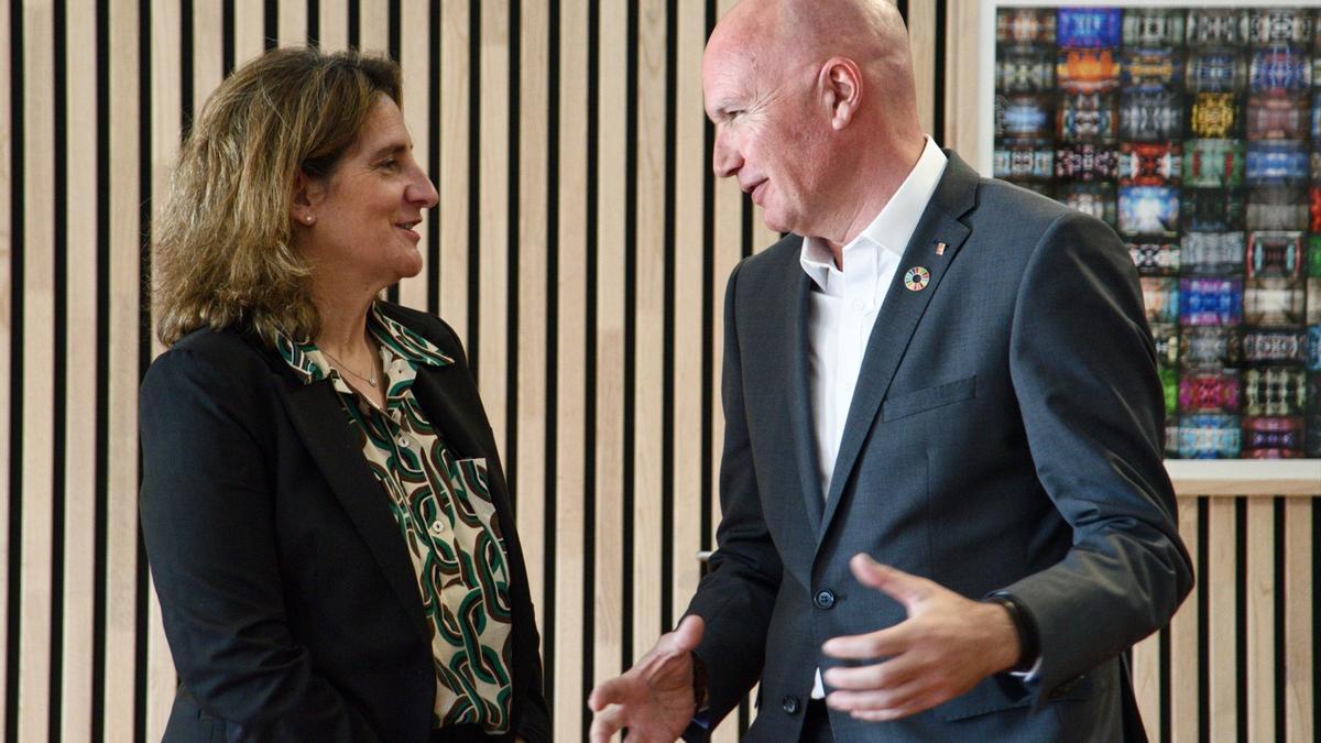 La ministra para la Transición Ecológica, Teresa Ribera, y el conseller de Acción Climática de la Generalitat, David Mascort, durante la reunión que han mantenido.