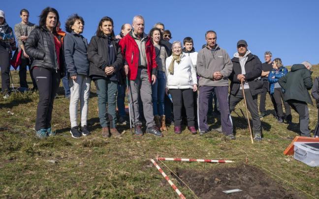 El lehendakari, Iñigo Urkullu, y la consejera de Igualdad, Justicia y Políticas Sociales, Nerea Melgosa, durante las labores de exhumación en el monte Saibigain el pasado febrero. / IREKIA El lehendakari, Iñigo Urkullu, y la consejera de Igualdad, Justicia y Políticas Sociales, Nerea Melgosa, durante las labores de exhumación en el monte Saibigain el pasado febrero.