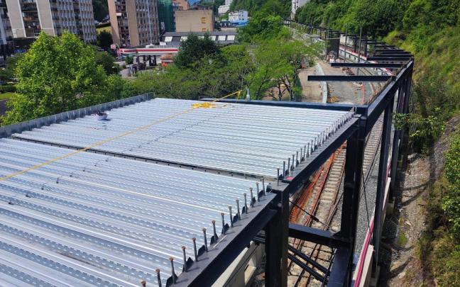 Las obras de cubrimiento de las vías del tren avanzan, como se observa en la zona de Azitain. / Aitor Las obras de cubrimiento de las vías del tren avanzan, como se observa en la zona de Azitain.