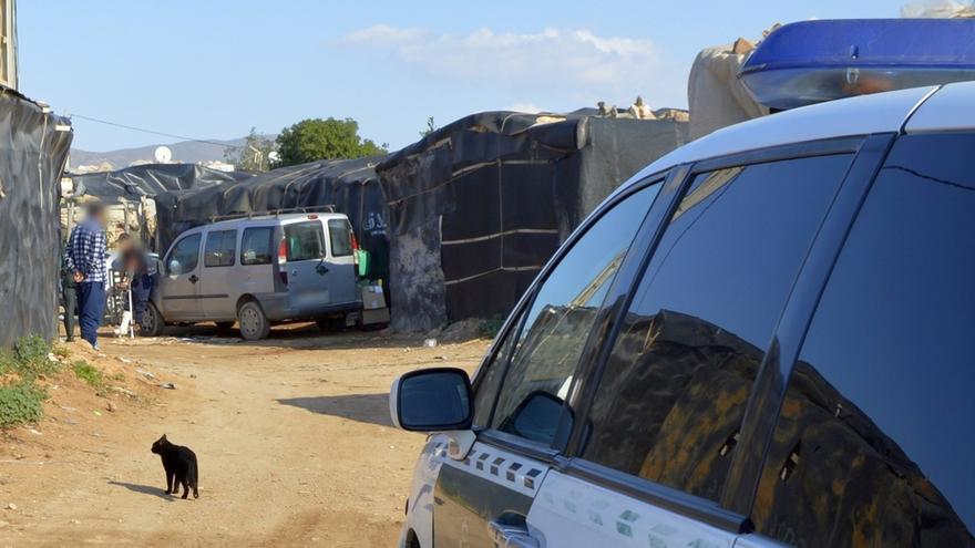 Agentes de la Guardia Civile liberan a la menor en el asentamiento chabolista de Níjar.