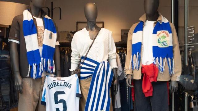 Las bufandas que acompañaron a la familia Alonso en sus andanzas detrás de la Real Sociedad, en el escaparate de Noah.