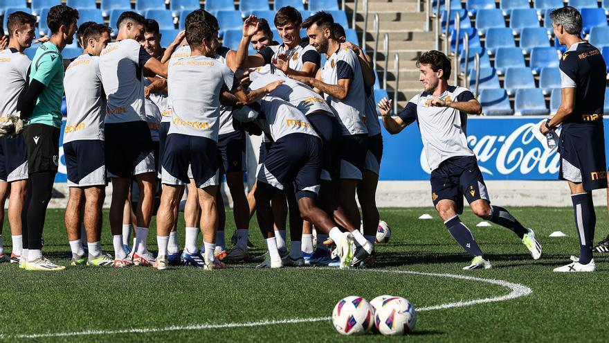 Álvaro Odriozola, a punto de someterse al pasillo de sus compañeros durante un entrenamiento. / REAL SOCIEDAD