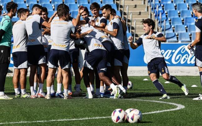 Álvaro Odriozola, a punto de someterse al pasillo de sus compañeros durante un entrenamiento. / REAL SOCIEDAD