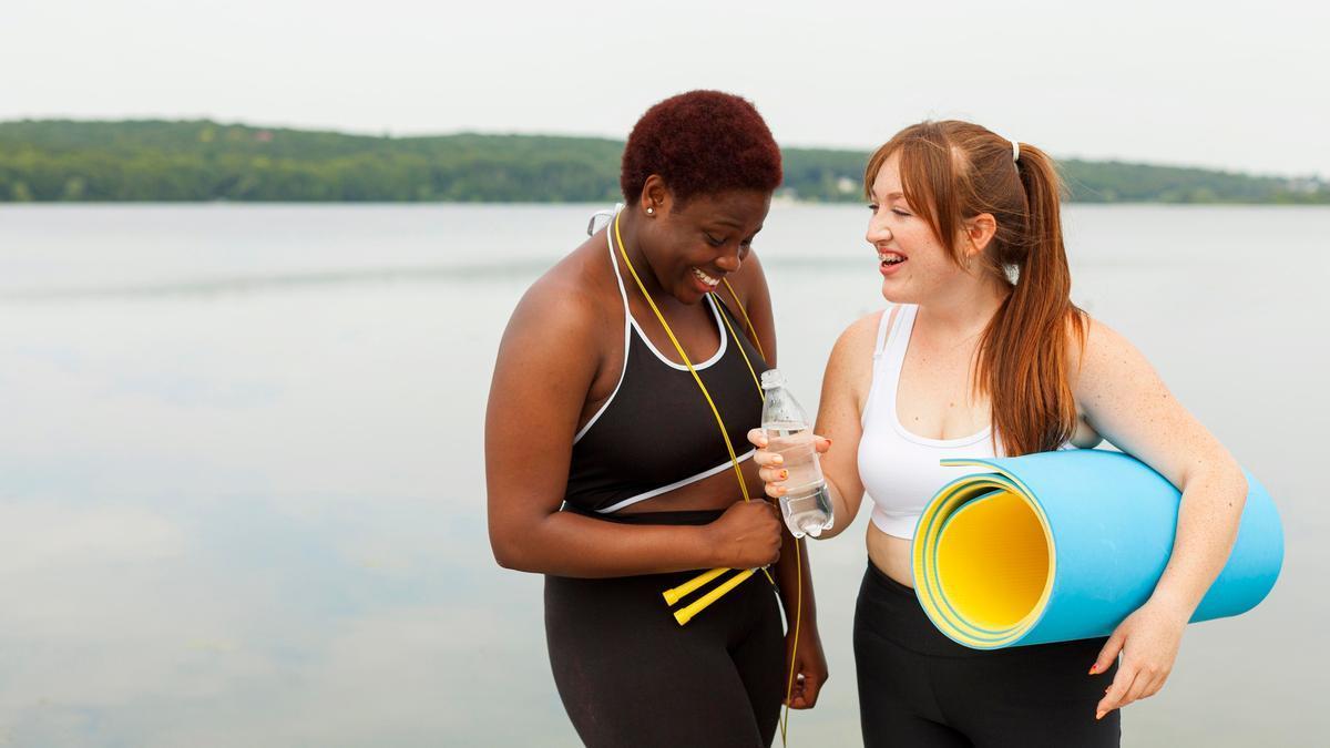 Dos mujeres haciendo deporte al aire libre.