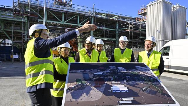 Las instalaciones han sido visitadas este martes por la diputada general de Bizkaia, Elixabete Etxanobe, junto al presidente de Petronor, Emiliano López Atxurra, el consejero delegado de Alba, Aitor Arzuaga, y la diputada de Promoción Econó