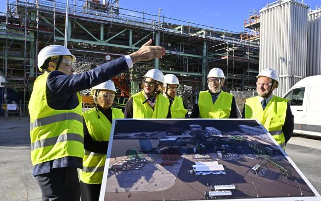 Las instalaciones han sido visitadas este martes por la diputada general de Bizkaia, Elixabete Etxanobe, junto al presidente de Petronor, Emiliano López Atxurra, el consejero delegado de Alba, Aitor Arzuaga, y la diputada de Promoción Econó