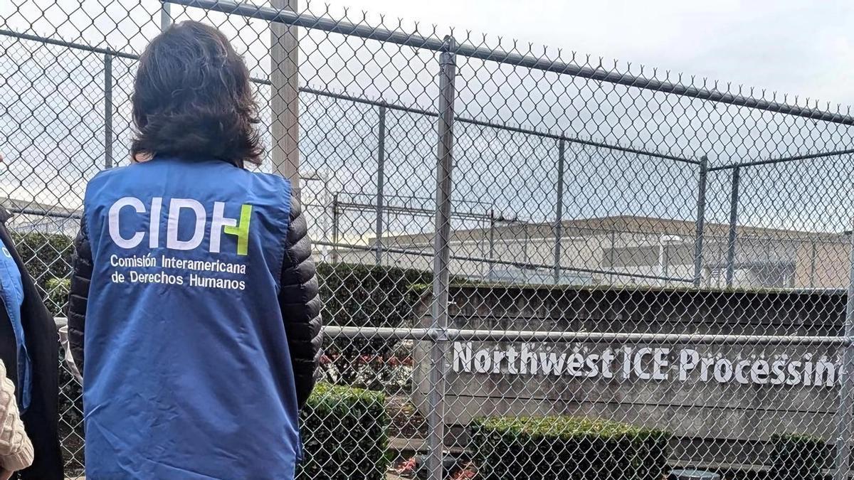 Fotografía cedida por Global Rights Advocay donde aparece una integrante de la Comisión Interamericana de Derechos Humanos (CIDH) durante una visita al Centro de Detención Noroeste del Servicio de Control de Inmigración y Aduanas (ICE)