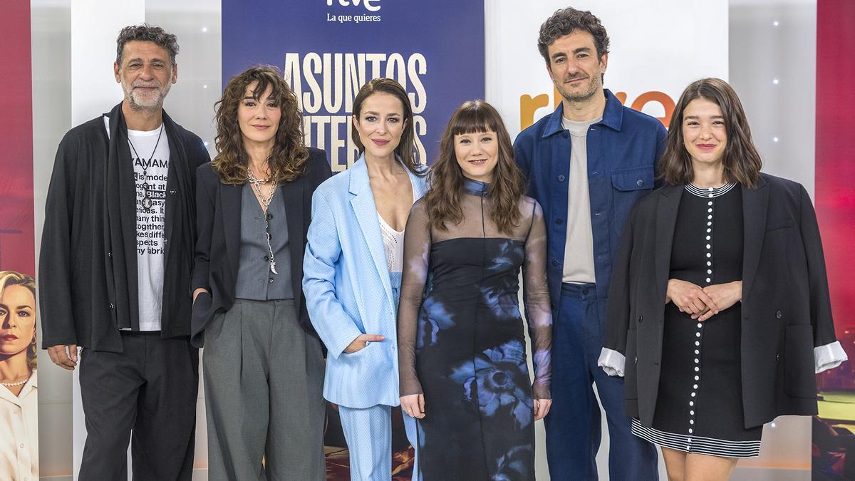 Nacho Fresneda, Marta Poveda, Silvia Abascal, Laia Manzanares, Miki Esparbé y Carla Campra, en la presentación de la serie