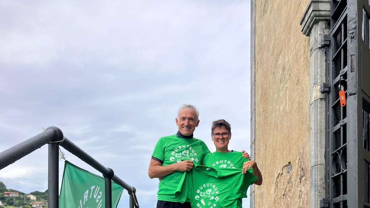 Sabino Astigarraga junto a Arantza Gondra en la ermita de Santa Katalina
