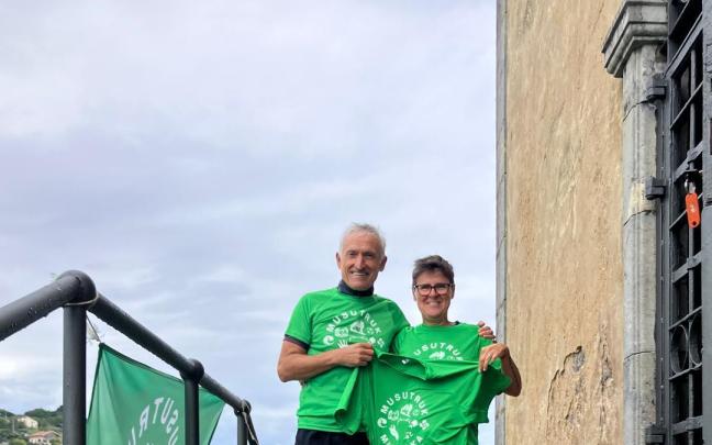 Sabino Astigarraga junto a Arantza Gondra en la ermita de Santa Katalina
