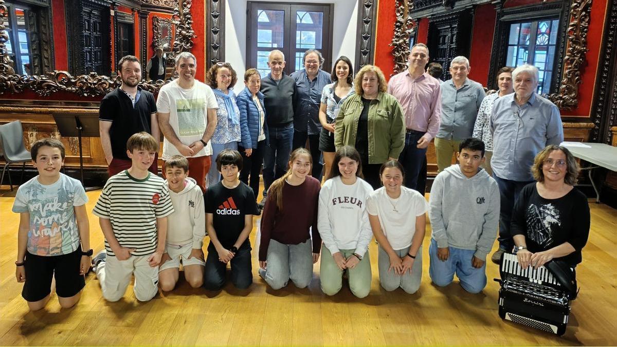 Entrega de premios del concurso 'Deba 100 hitzetan' en la Sala de los Espejos del palacio Agirre