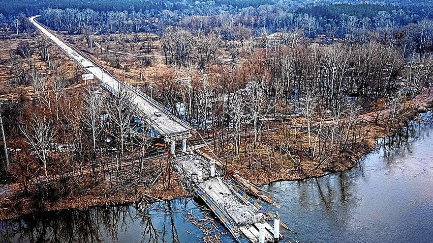 En la imagen, el puente destruido sobre el río Siversky Donets en la región de Donetsk, epicentro actual de la contienda.